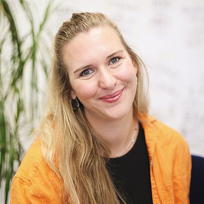 Portrait: Frau mit offenem, langem, blondem Haar