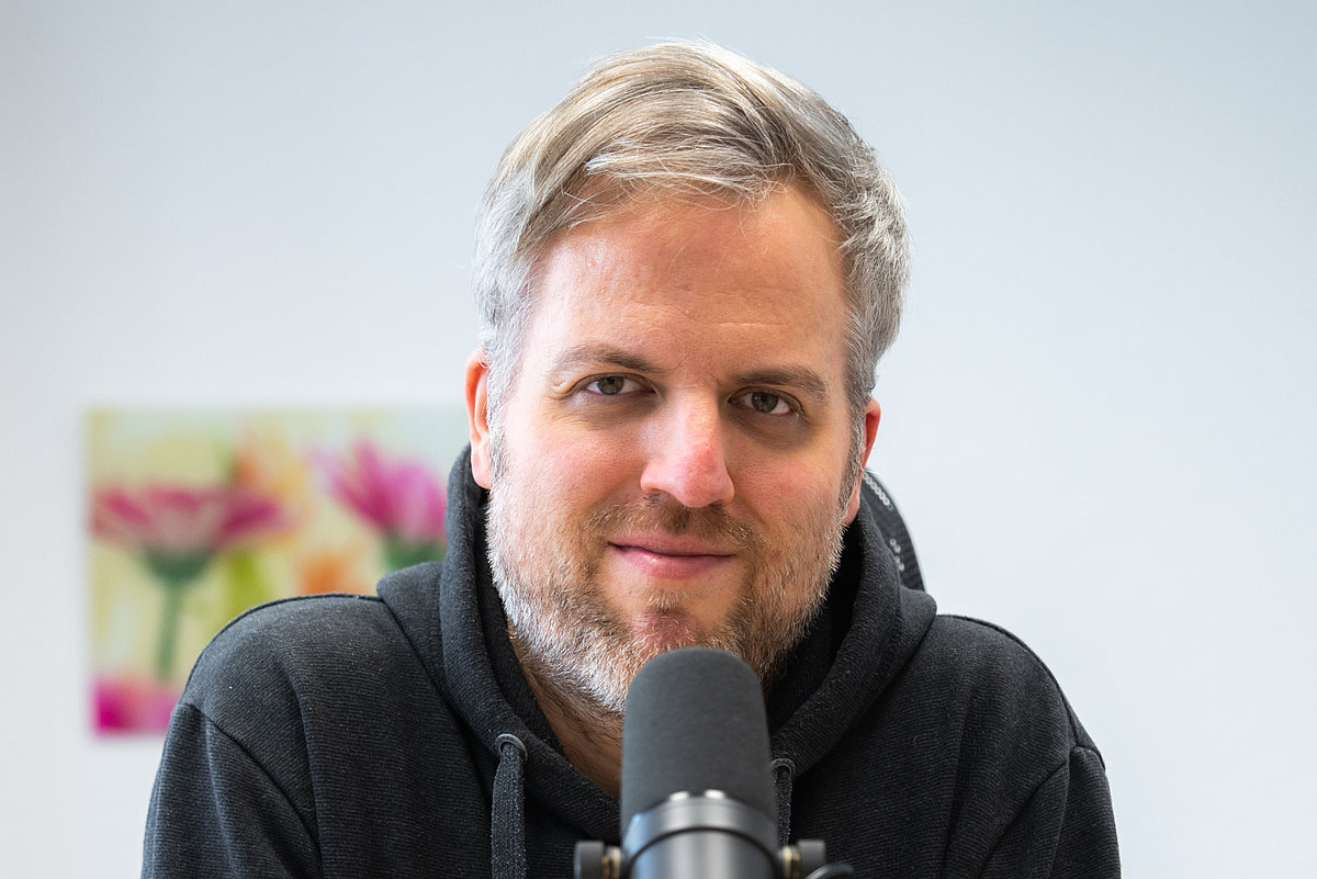 Close-up: Stephan Heym sitzt hinter einem Mikrofon