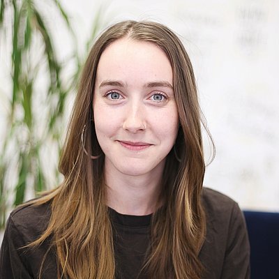 Portrait: Frau mit offenem, langen, braunen Haar