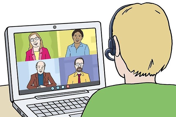 Eine Person nimmt an einer Videokonferenz teil. Die Person, die nur von hinten zu sehen ist, trägt ein Headset und blickt auf einen Laptop. Auf dem Laptop sind vier Personen in Kacheln zu sehen.